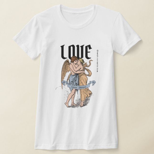 Kärlekens famn – Romantisk illustration av par T Shirt (Laydown)