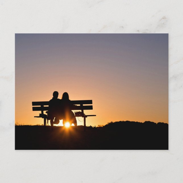 Kärlekstema, ett par sitter på en bänk när solen g vykort (Framsida)