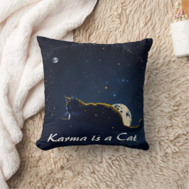 Karma är en katt i min höft kudde