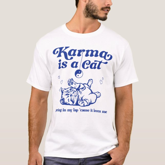 Karma är en katt som purrar i min knä t shirt (Framsida)