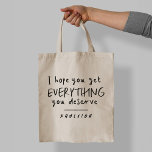 Karma får allt du förtjänar tygkasse<br><div class="desc">Skild,  skild eller nyfödd vän Karmas humoristiska sarkasm får allt du förtjänar modern,  svart och vit typografi,  unik enkel,  enkel,  topografisk gåva</div>