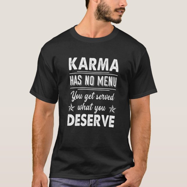 Karma har ingen meny du får serverad vad du förtjä t shirt (Framsida)