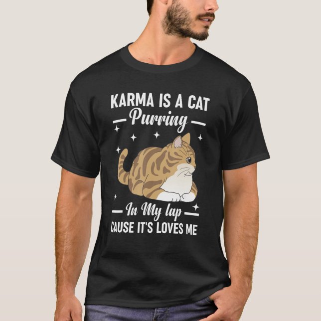 Karma is a Cat Purring in My Lap Cause It s Loves  T Shirt (Framsida)