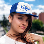 Karma - Vad som händer runt kommer tillbaka runt ( Keps<br><div class="desc">Karma - Det som händer runt kommer tillbaka runt (v2) Truckerkepsen. Den konstnärliga designen visar ord "KARMA" inom två oändliga cirklar med "VAD GOES AROUND" och "COMES BACK AROUND" böjda till delar av cirklarna. Du kan ändra de två färgerna till önskad inställning genom att redigera designen. Ger perfekten till dem...</div>