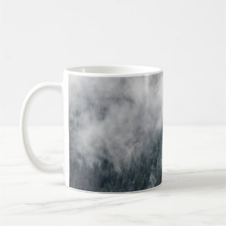 Karpatska berg i molnen, dimma i mou kaffemugg