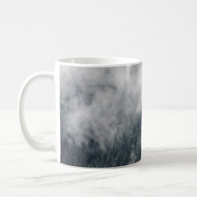 Karpatska berg i molnen, dimma i mou kaffemugg (Vänster)