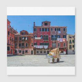 Kart med lådor i Venedig