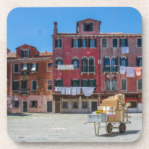 Kart med lådor i Venedig