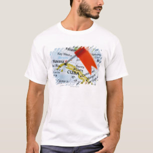 Kartan klämmer fast förlagt i Havana, Kuba på Tee Shirt