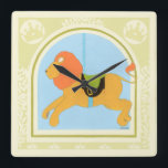 Karusellen Lejonare i juni Erica Vess Fyrkantig Klocka<br><div class="desc">djungelns kung är ett karuselldjur i biet i juni Erica Vess. Med ett leende ansikte är det ett mycket barnvänligt tryck. Köp den idag och lägg den på väggen till ditt barns daghem!</div>