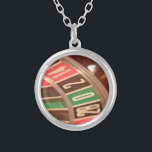 Kasino Gambling Roulette Wheel Vintage Retro Stil Silverpläterat Halsband<br><div class="desc">En nära bild av ett kasinokrouletthjul med stora tal. Färg påminner om efterformningar från femtiotalet och siffrorna har en blek vintage framför sig.</div>