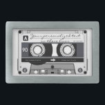 Kassettband - svart -<br><div class="desc">Den här produkten har min "Cassette Tape"-design i svart. Utformningen "Cassette Tape" har ett typiskt vintage-musikkassettband, med genomskinliga fodral-färgade klistermärken och skribenter. Det har också anpassade text som du kan anpassa.</div>