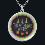 Kasta Dice WItches Necklace Silverpläterat Halsband<br><div class="desc">Roligt Throw Dice Witches Necklace är perfekt för en gåva eller ett pris.  Det finns tre häxhatt och tre anpassade kuggar som har funktioner för att flyga häxor.  Perfekt till Las Vegas,  Casinos Casino Natt,  Craps,  Bunco med mera.  Roligt för Halloween-teman.</div>