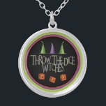 Kasta Dice WItches Necklace Silverpläterat Halsband<br><div class="desc">Roligt Throw Dice Witches Necklace är perfekt för en gåva eller ett pris.  Det finns tre häxhatt och tre anpassade kuggar som har funktioner för att flyga häxor.  Perfekt till Las Vegas,  Casinos Casino Natt,  Craps,  Bunco med mera.  Roligt för Halloween-teman.</div>