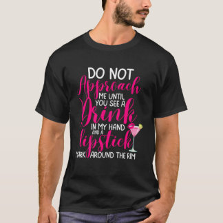 Kasta i handen för kvinnor som dricker alkohol t shirt