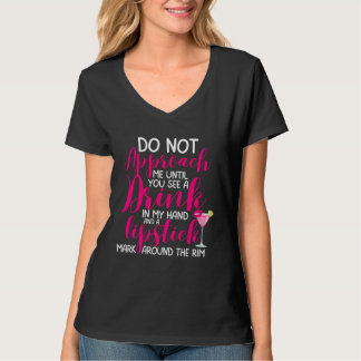Kasta i handen för kvinnor som dricker alkohol t shirt