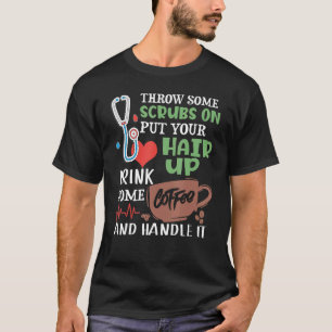 Kasta några skärmar när du sätter upp haken och dr t shirt