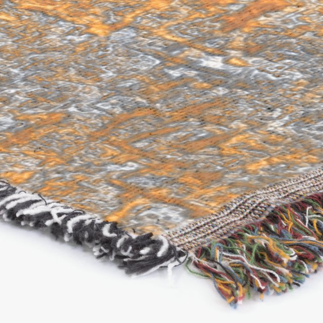 Kastad med gyllene orangar över vitaktigt grått rå filt (Hörn)