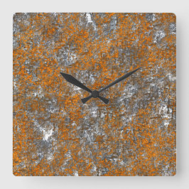 Kastad med gyllene orangar över vitaktigt grått rå fyrkantig klocka