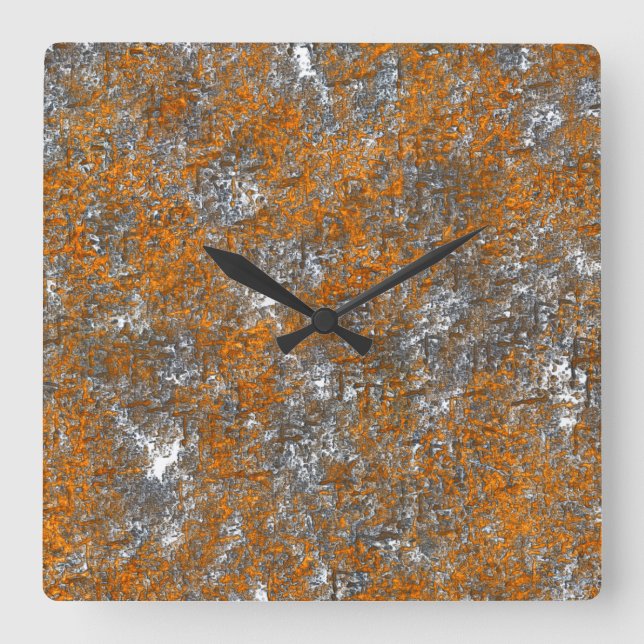 Kastad med gyllene orangar över vitaktigt grått rå fyrkantig klocka (Framsida)