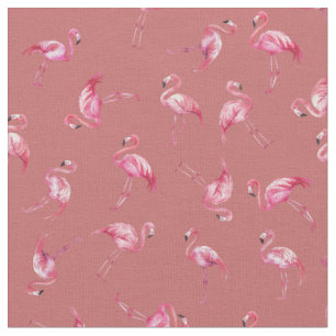 Kastade akvarellflamingos på bleknande rött tyg
