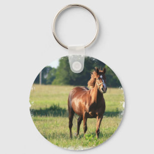 Kastanjebrun häst som står Keychain Nyckelring