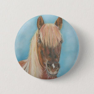kastanjebrun mare med den equine konsthästen för knapp