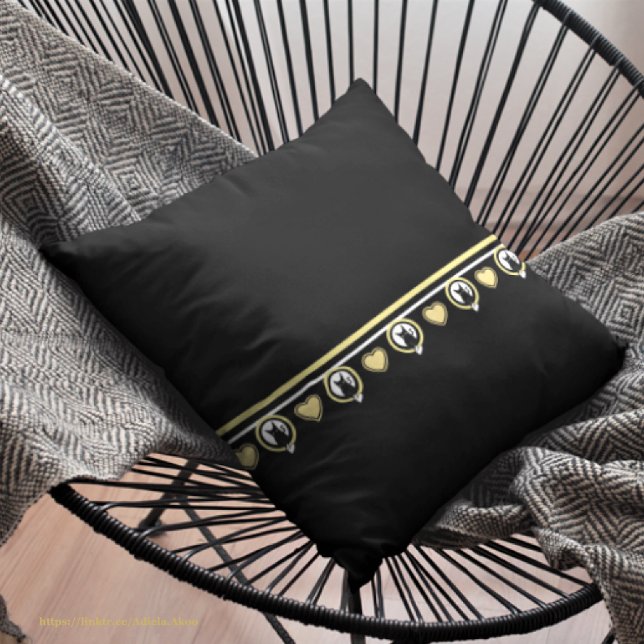 Kastar Katt Kudde designad av Poet Adiela Akoo (Love Cat Throw Pillow by Poet Adiela Akoo. Love it? GET it! Shop the Love Cat Collection & more now!)
