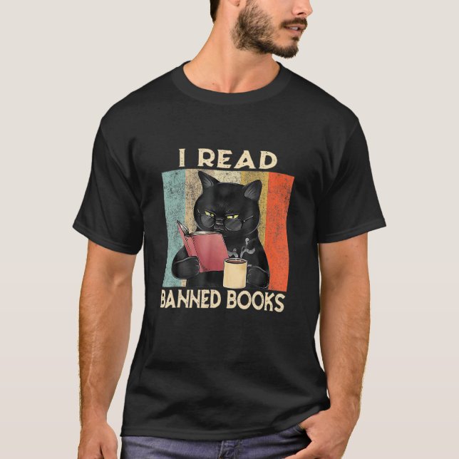 Kat I läser bokmaskar på Bokar som är förbjudna at T Shirt (Framsida)