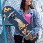 KAT- OCH PIZZA I UTRYMME SKATEBOARDS<br><div class="desc">KATRIGERING AV EN PIZZA-SLIS I UTRYMDSSKATEBOARER</div>