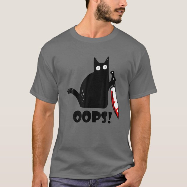 Kat Oops! Lustigt svart katt med Knivar T Shirt (Framsida)