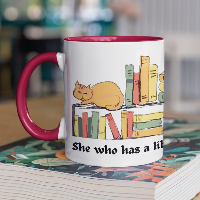 Kat på Bookshelf Hand plockade Whimsical Bibliotek Kaffemugg (She who has a library and a cat has everything! This unique library cat art extends around the mug.
)