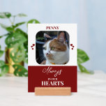 Kat Sympathy Keepsak Pets Burgundavtryckstecken<br><div class="desc">Kom ihåg din päls-vän med den här fina dubblan-sidiga fotoutskriften och trähållarstativ, personlig med 2 värdefulla foton och namn! Den här söta keepsakin har en charmerande husfoto på framsidan och en annan på baksidan med ett burgunskt och vitt färg-schema och sprinklad med kärlek-hjärtan. Ladda upp ditt husdjurs bilder för att...</div>