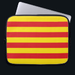 Katalonien Flagga Laptop sleeve<br><div class="desc">Ta med dig det katalanska pridet vart du än åker med det patriotiska laptop sleeve som har den levande Flagga Katalonien! Den här sleeven är designad för att skydda din bärbara dator med stil och visar det koniska röda randen och gulten i Senyera, som symboliserar rikens kulturarv och Kataloniens starka...</div>