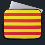 Katalonien Flagga Laptop sleeve<br><div class="desc">Ta med dig det katalanska pridet vart du än åker med det patriotiska laptop sleeve som har den levande Flagga Katalonien! Den här sleeven är designad för att skydda din bärbara dator med stil och visar det koniska röda randen och gulten i Senyera, som symboliserar rikens kulturarv och Kataloniens starka...</div>