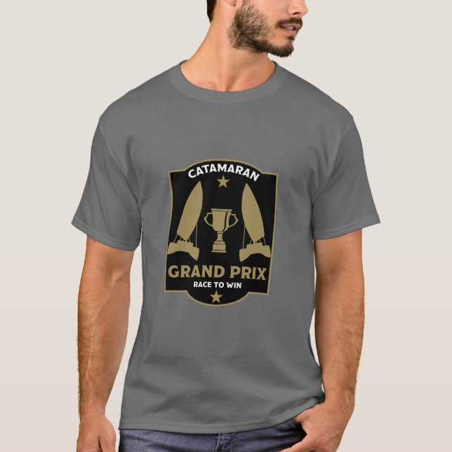 Katamaran Hydrofoil Segelbåt Tävling T Shirt (Framsida)