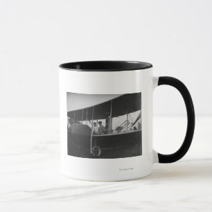 Katharine Wright med Orville modellerar in HS Mugg