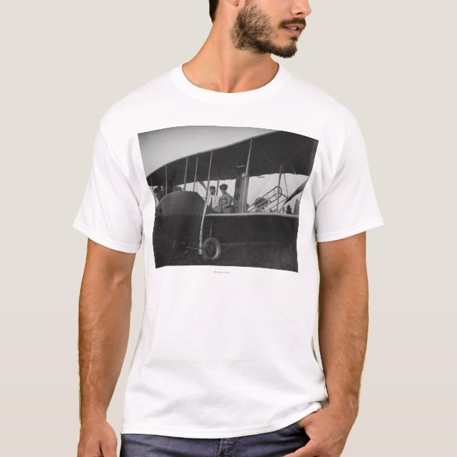 Katharine Wright med Orville modellerar in HS Tee (Framsida)