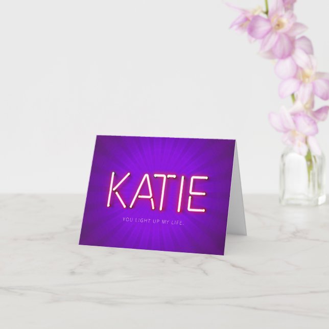 Katie namn i det ljusnande neon ljus-kortet kort (Orkide)