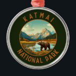 Katmai National Park Bear Retro Distress Circle Julgransprydnad Metall<br><div class="desc">Katmai-vektorteckningsdesign. Dalen med 10 000 rökare är ett område med lavaflöden och aska som bildas av ett massivt vulkanutbrott</div>