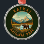 Katmai National Park Bear Retro Distress Circle Julgransprydnad Metall<br><div class="desc">Katmai-vektorteckningsdesign. Dalen med 10 000 rökare är ett område med lavaflöden och aska som bildas av ett massivt vulkanutbrott</div>
