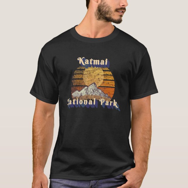 Katmai National Park Retro Mountain Sunset Styled T Shirt (Framsida)