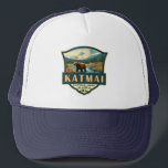 Katmai nationalpark Illustration Retro Badge Keps<br><div class="desc">Katmai-vektorteckningsdesign. Dalen med 10 000 rökare är ett område med lavaflöden och aska som bildas av ett massivt vulkanutbrott</div>