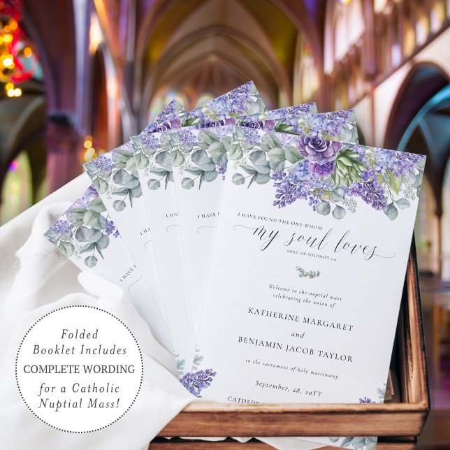 Katolska bröllopsmässa-program av Katherine Lavend (Elegant folded Catholic wedding program for full nuptial mass with purple succulents and greenery)