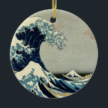 Katsushika Hokusai är Underbara vågen av Kanagawa Julgransprydnad Keramik<br><div class="desc">Katsushika Hokusai's Den Underbara vågen av Kanagawa en klassisk teckning som har gått ut i offentligheten och ger underbara gåvor och andra produkter. Detta kommer från hans berömd-serie Fugaku sanjū rokkei eller "36 Views of Mount Fuji" och har redigerats och förbättrats för denna produkt. Det är förmodligen hans mest berömd...</div>