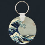 Katsushika Hokusai är Underbara vågen av Kanagawa Nyckelring<br><div class="desc">Katsushika Hokusai's Den Underbara vågen av Kanagawa en klassisk teckning som har gått ut i offentligheten och ger underbara gåvor och andra produkter. Detta kommer från hans berömd-serie Fugaku sanjū rokkei eller "36 Views of Mount Fuji" och har redigerats och förbättrats för denna produkt. Det är förmodligen hans mest berömd...</div>