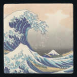 KATSUSHIKA HOKUSAI - Underbaren vinkar av Kanagawa Stenunderlägg<br><div class="desc">KATSUSHIKA HOKUSAI - Underbaren vinkar av Kanagawa 1829.
Färgträkloss; reproduktion</div>