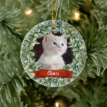 Katt 2, sida 2, Utandning med foto Namn år Keramic Julgransprydnad Keramik<br><div class="desc">speciella minnen från katten eller kattungen med denna 2-sidiga, 2-fotomornament, med en vacker vattenfärgsfrisk julkrans, med kattunge namn skriven på en röd banderoll. Baksidan av prydnadsmönstret visas året om på ett annat bild. (DESIGNER TIP: För bästa och snabbaste resultat väljer du ett foto med valpens ansikte i mitten och gott...</div>