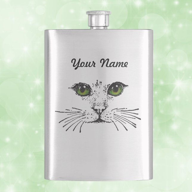 Katt ansikte gröna ögon morrhår fickplunta (Illustration in black of cat face long whiskers green eyes on a drinking flask.)