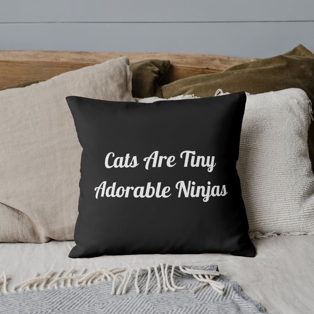 Katt är en dålig Ninjas-Personlig, svart citat Kudde (Skapare uppladdad)
